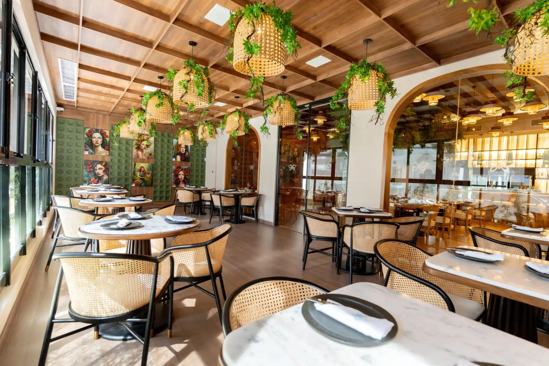 Strona dla restauracji — wnętrze restauracji z menu cyfrowym